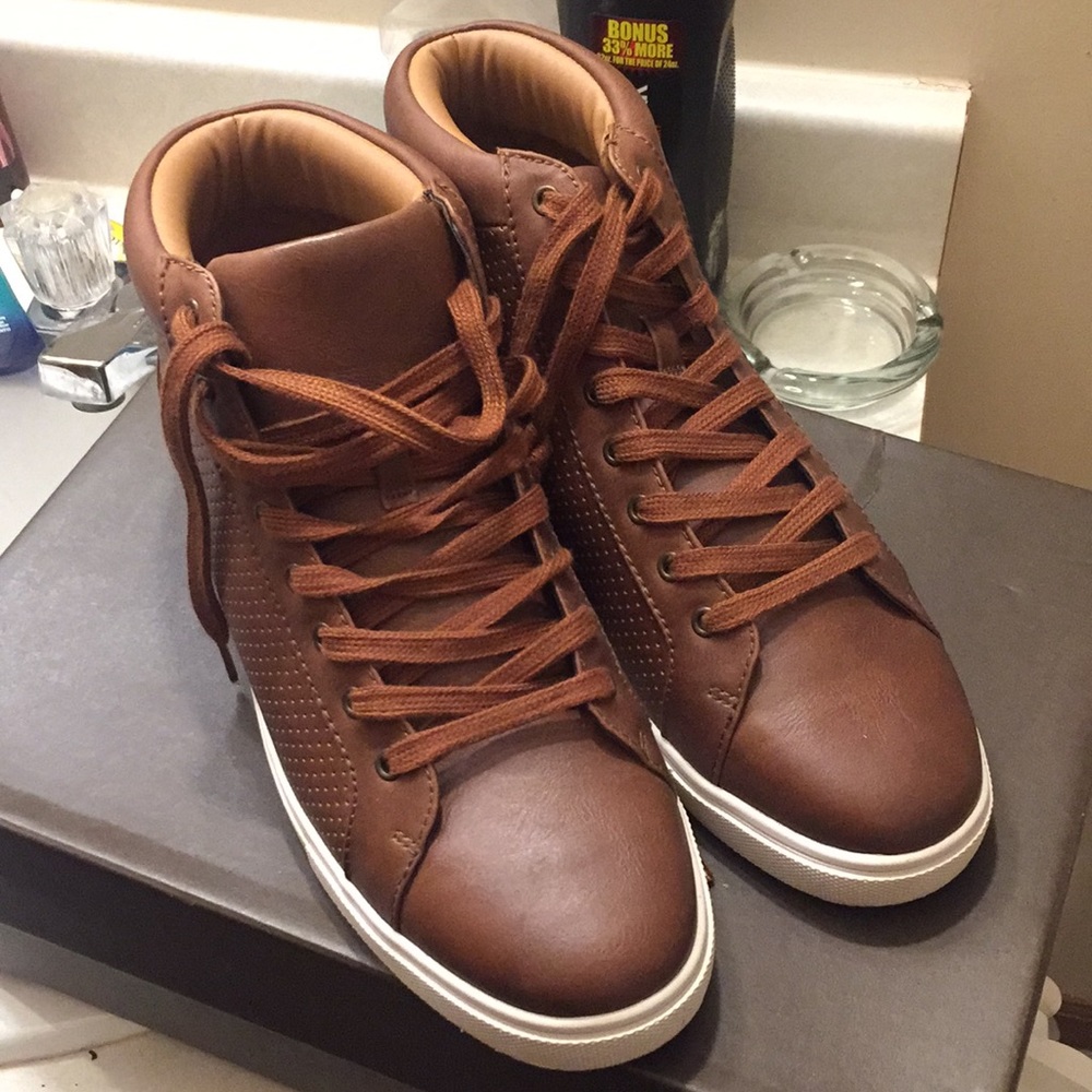 Sneakers - Picture 3 of 5